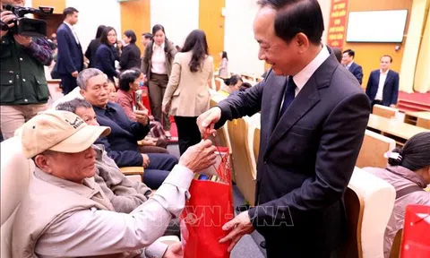 Trưởng Ban Tuyên giáo và Dân vận Trung ương chúc Tết tại Tuyên Quang