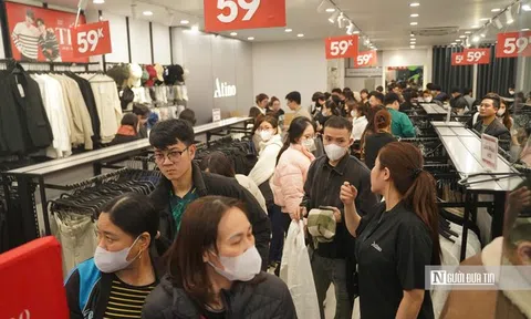 Biển người đổ về các "phố thời trang" tại Hà Nội những ngày cận Tết