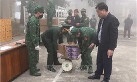 Khen thưởng thành tích phá chuyên án vận chuyển trái phép hơn 1 tấn pháo hoa nổ