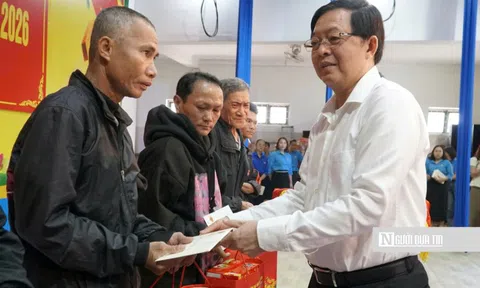 Phó Thủ tướng Hồ Quốc Dũng thăm, tặng quà, động viên nhân dân vùng lũ tỉnh Gia Lai