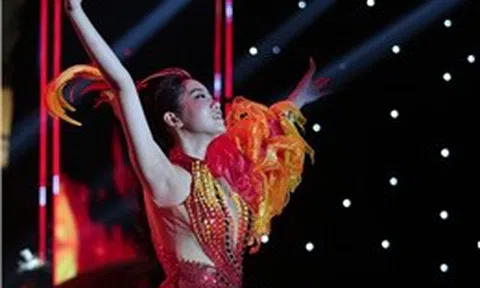 Thí sinh Phan Trâm Anh đăng quang Hoa khôi duyên dáng Ngoại thương