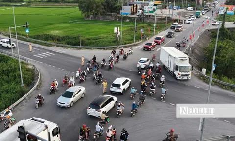 Dòng người ùn ùn về quê nghỉ Tết, CSGT căng mình giữ đường phố thông suốt