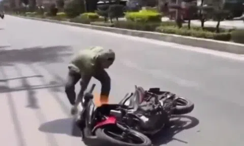 Bị CSGT dừng xe kiểm tra, nam thanh niên đốt xe máy rồi bỏ đi