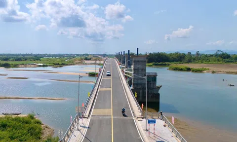 Cận cảnh cây cầu thứ 7 bắc qua sông Trà Khúc ở Quảng Ngãi