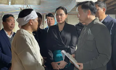 Phó Thủ tướng Trần Hồng Hà thăm hỏi gia đình các nạn nhân vụ chìm tàu chở khách trên hồ Thác Bà