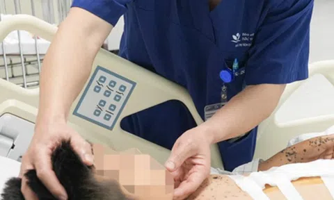 Thấy vật lạ nhấp nháy bên đường, bé trai 9 tuổi cầm lên và cái kết ám ảnh