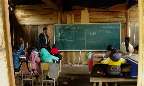 Gieo chữ lớp học ghép vùng cao những ngày cận Tết