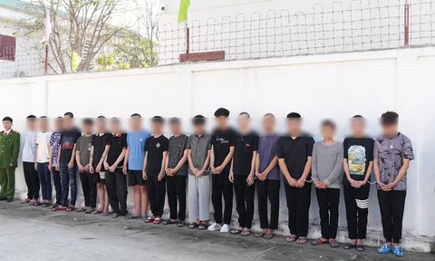 Bắt 18 "quái xế" mang hung khí náo loạn đường phố Nghệ An