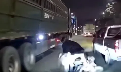 Làm việc với tài xế bán tải chèn xe máy khiến 3 người ngã xuống đường