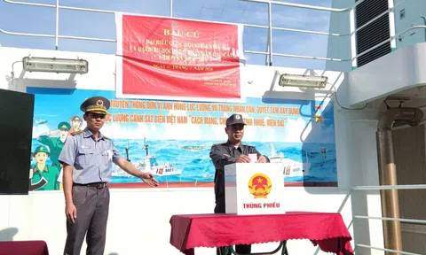 Lực lượng đang làm nhiệm vụ trên vùng biển chủ quyền của Tổ quốc thực hiện bầu cử sớm