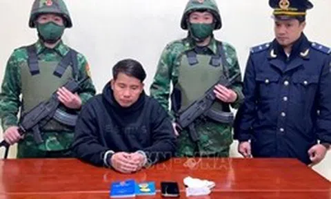 Bắt đối tượng vận chuyển trái phép vàng qua biên giới