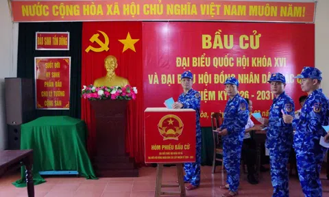 Cán bộ, chiến sĩ Vùng Cảnh sát biển 2 bầu cử sớm tại Đặc khu Trường Sa