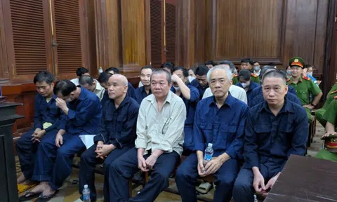 Giám đốc Trung tâm Kỹ năng thực hành cơ giới giao thông vận tải và đồng phạm hầu tòa vì cấp khống bằng lái xe