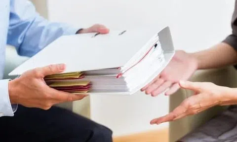 Quy định mới về vận chuyển, giao, nhận và mang tài liệu, vật chứa bí mật nhà nước