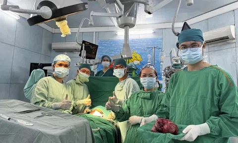 Bé 6 tháng tuổi bụng đột ngột nhô to, bác sĩ sốc khi phát hiện "bí mật" bên trong