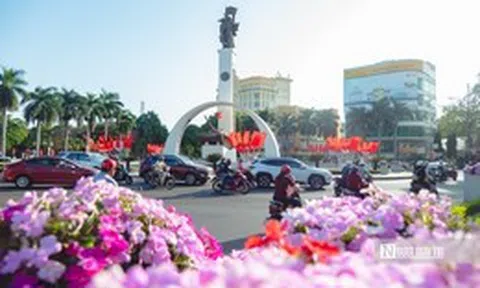 Phố phường, công sở Đắk Lắk rực sắc đỏ chào ngày hội non sông