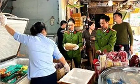 Phát hiện, thu giữ 4 tấn thực phẩm không rõ nguồn gốc