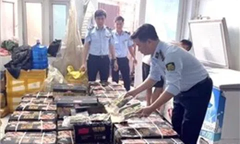 Hà Nội phát hiện gần 1 tấn xúc xích nhập lậu