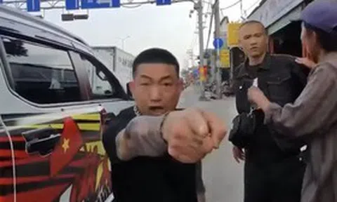 Bắt tạm giam 2 đối tượng chửi bới, hành hung người dừng xe mua vé số