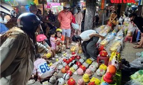 TP Hồ Chí Minh: Người dân đổ xô đi mua heo đất cầu tài lộc dịp vía Thần Tài