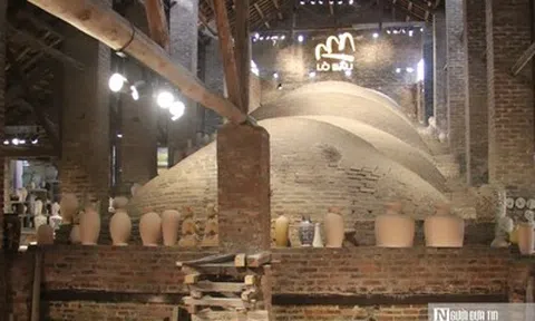 Lò Bầu nung cổ duy nhất còn lại ở Bát Tràng khiến du khách bất ngờ