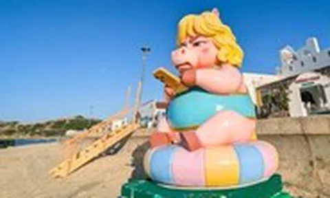 Cô ngựa 'mặt quạu' Quy Nhơn 'đi lạc' ra bãi biển Nhơn Lý