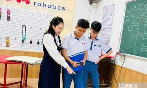Hai học sinh lớp 11 ở Huế chế tạo robot AI cứu người trong sạt lở