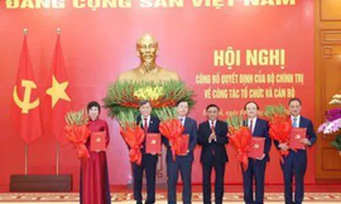 Công bố Quyết định của Bộ Chính trị về công tác tổ chức và cán bộ của 5 cơ quan