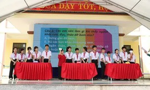 Tuyên truyền phòng tránh bom mìn cho gần 1.000 học sinh, hỗ trợ sinh kế nạn nhân tại Quảng Trị