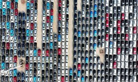 Ngành ô tô toàn cầu đối mặt sức ép cạnh tranh và bất ổn kinh tế