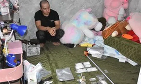 Bắt quả tang 2 đối tượng vận chuyển ma túy, giấu nhiều súng và đạn trong người