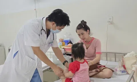 Bệnh tay chân miệng vào mùa, bệnh viện Đà Nẵng đón hàng trăm ca mỗi ngày