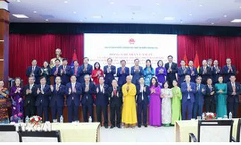 Thường trực Ban Bí thư Trần Cẩm Tú gặp gỡ cộng đồng người Việt tại Lào