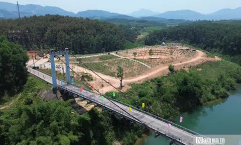 VIDEO: Thú vị những “hộ vệ gác cổng” trên cây cầu treo dẫn vào điểm check-in hút khách ở Huế