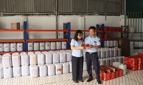 Cận cảnh kho chứa gần 9.000 lít rượu có dấu hiệu vi phạm tại Hà Nội