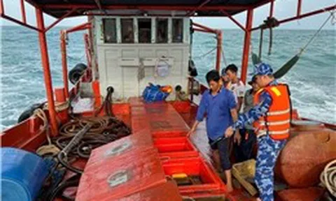 Cảnh sát biển kiểm tra, tạm giữ tàu cá chở khoảng 22.000 lít dầu không rõ nguồn gốc