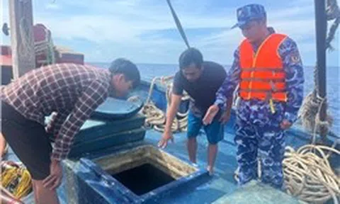 Cảnh sát biển bắt giữ tàu cá vận chuyển trái phép 40.000 lít dầu DO