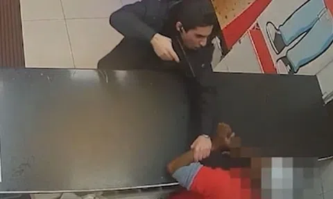 Đưa nhầm loại nước chấm, nhân viên cửa hàng gà rán bị dọa giết