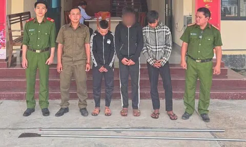 Ba thanh niên 18 tuổi bị triệu tập vì lạng lách, "múa dao" phóng lợn trên đường