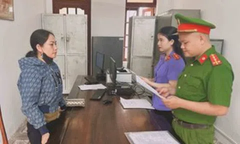 Mượn 4 xe máy rồi mang đi cầm cố, 2 mẹ con bị khởi tố