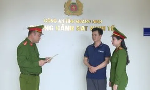 Khởi tố 2 mẹ con pha axit acetic với nước máy để làm dấm giả