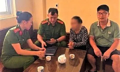 Thấy người phụ nữ có biểu hiện bất thường, tài xế taxi chở thẳng đến công an