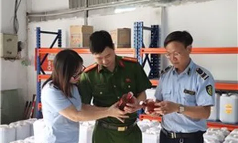 Phát hiện điểm chứa trữ gần 9.000 lít rượu có dấu hiệu vi phạm tại Hà Nội