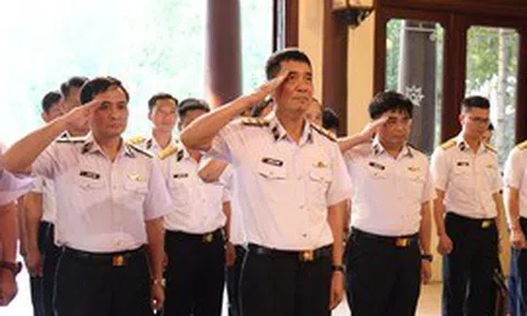 Đoàn công tác Quân chủng Hải quân dâng hương tưởng niệm Chủ tịch Tôn Đức Thắng