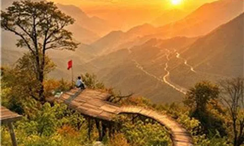 Du khách thích thú ngắm hoàng hôn trên đỉnh đèo Ô Quy Hồ