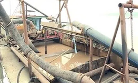 Xử lý phương tiện chở cát không rõ nguồn gốc trên sông Hồng