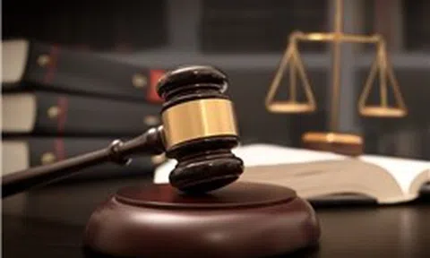 Khởi tố đối tượng buôn bán thuốc lá điện tử