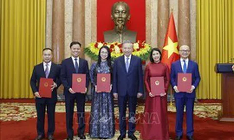 Tổng Bí thư, Chủ tịch nước Tô Lâm trao quyết định bổ nhiệm 5 Đại sứ Việt Nam tại nước ngoài