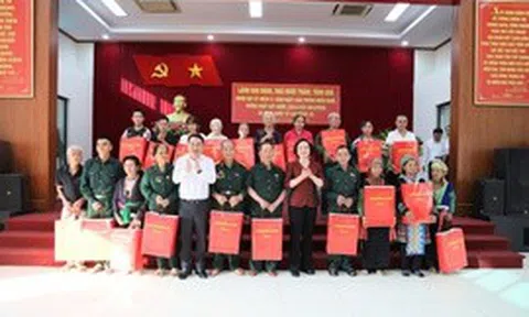 Phó Thủ tướng Phạm Thị Thanh Trà thăm, tặng quà gia đình chính sách, công nhân và hộ nghèo tại Lào Cai