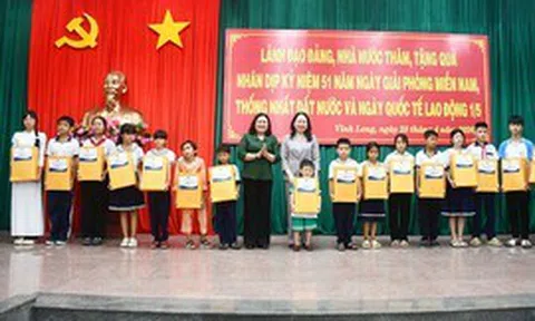 Phó Chủ tịch nước Võ Thị Ánh Xuân thăm, tặng quà gia đình chính sách và người lao động tại Vĩnh Long